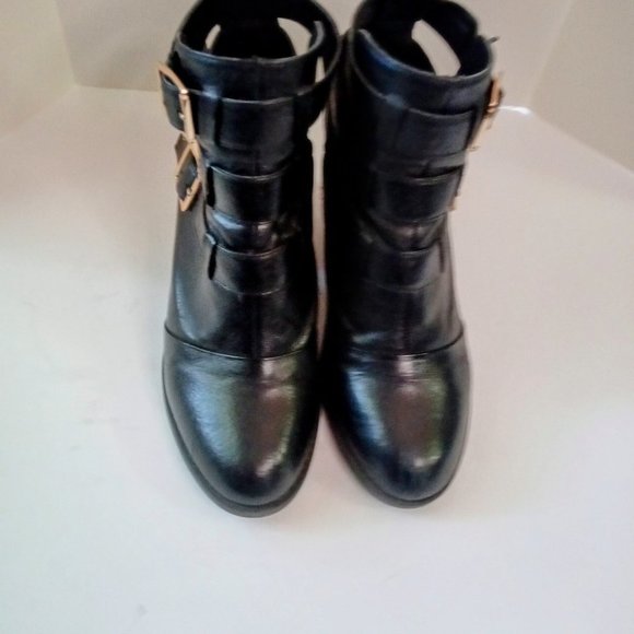 Steve Madden Shoes - STEVE MADDEN THREE BUCKLE 2.5 INCH BLOCK HEEL BLACK LEATHER ANKLE BOOT. SIZE 9.5